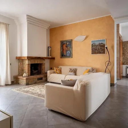 Casa Lory, Monteriggioni, Siena *